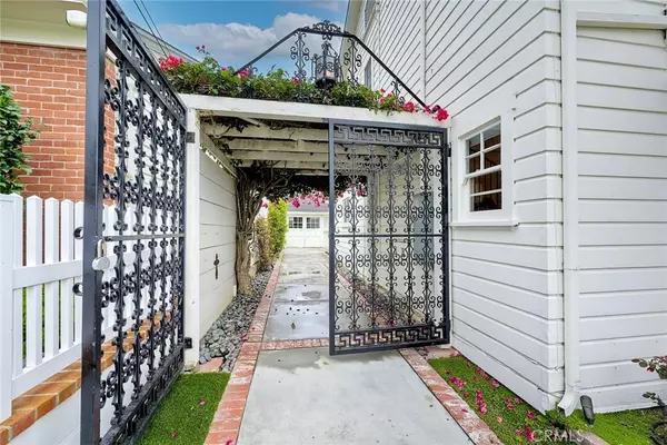 La Jolla, CA 92037,637 Arenas St.