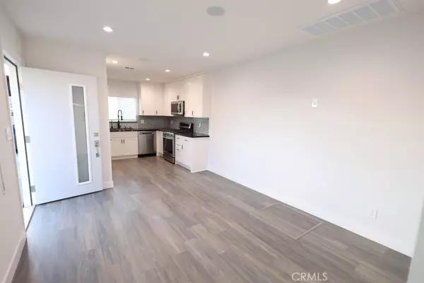 Reseda, CA 91335,8137 Chimineas