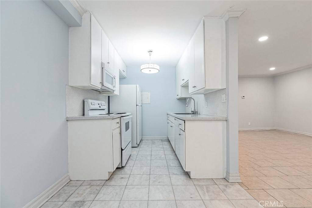 Glendale, CA 91206,121 Sinclair AVE #122
