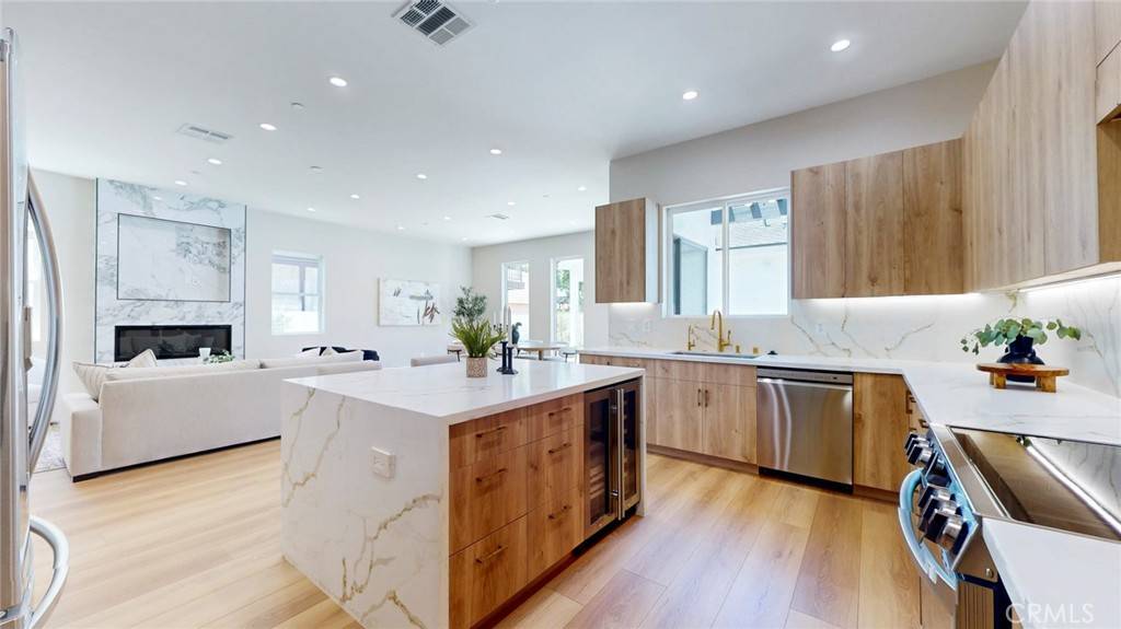 Burbank, CA 91505,421 N Catalina ST