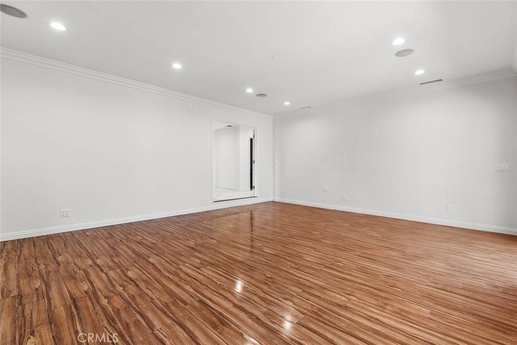 Van Nuys, CA 91406,15419 Valerio ST