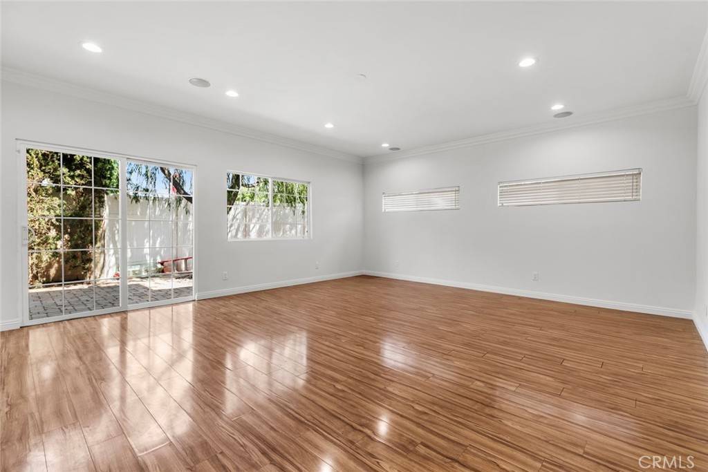 Van Nuys, CA 91406,15419 Valerio ST