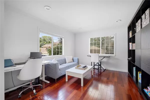 Tujunga, CA 91042,10111 France AVE