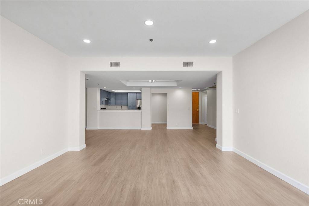 Sherman Oaks, CA 91423,4348 Mammoth AVE #102