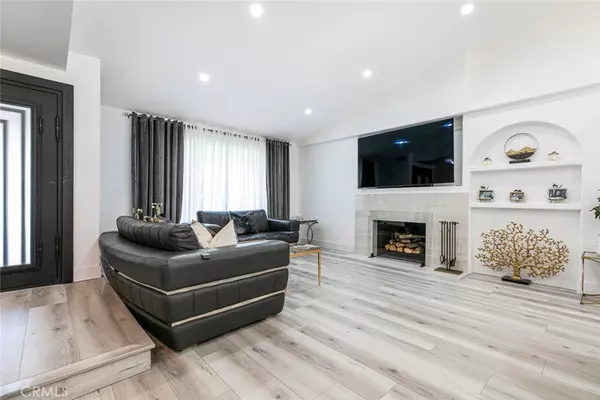 Newhall, CA 91321,23500 Lloyd Houghton PL