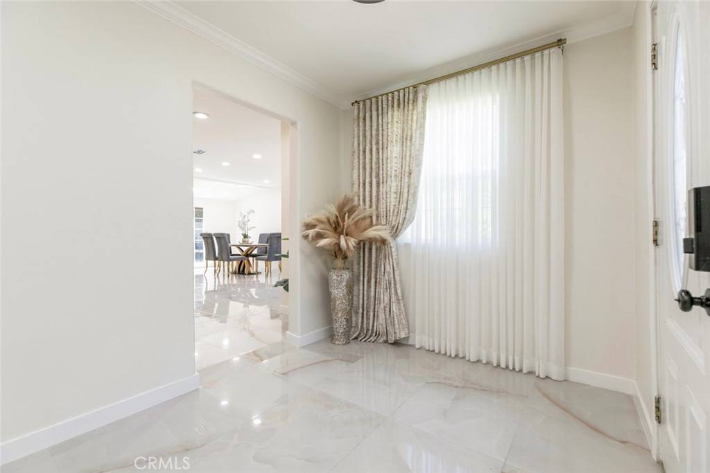 Granada Hills, CA 91344,11063 White Oak AVE
