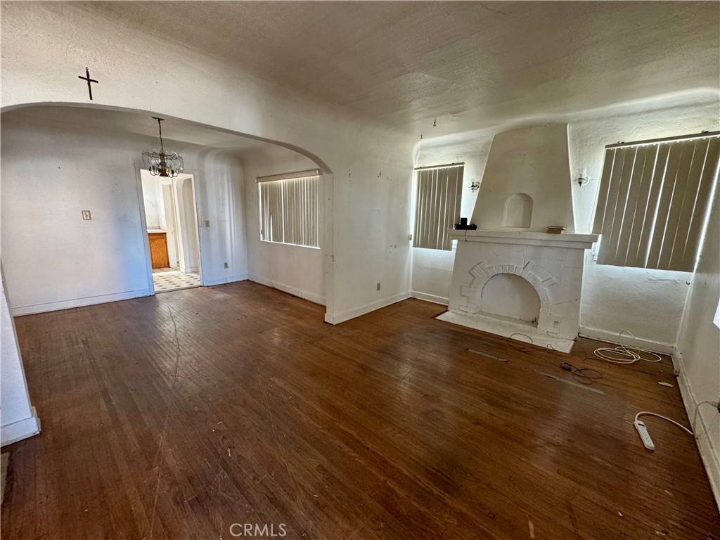 Los Angeles, CA 90016,2046 S Ridgeley DR