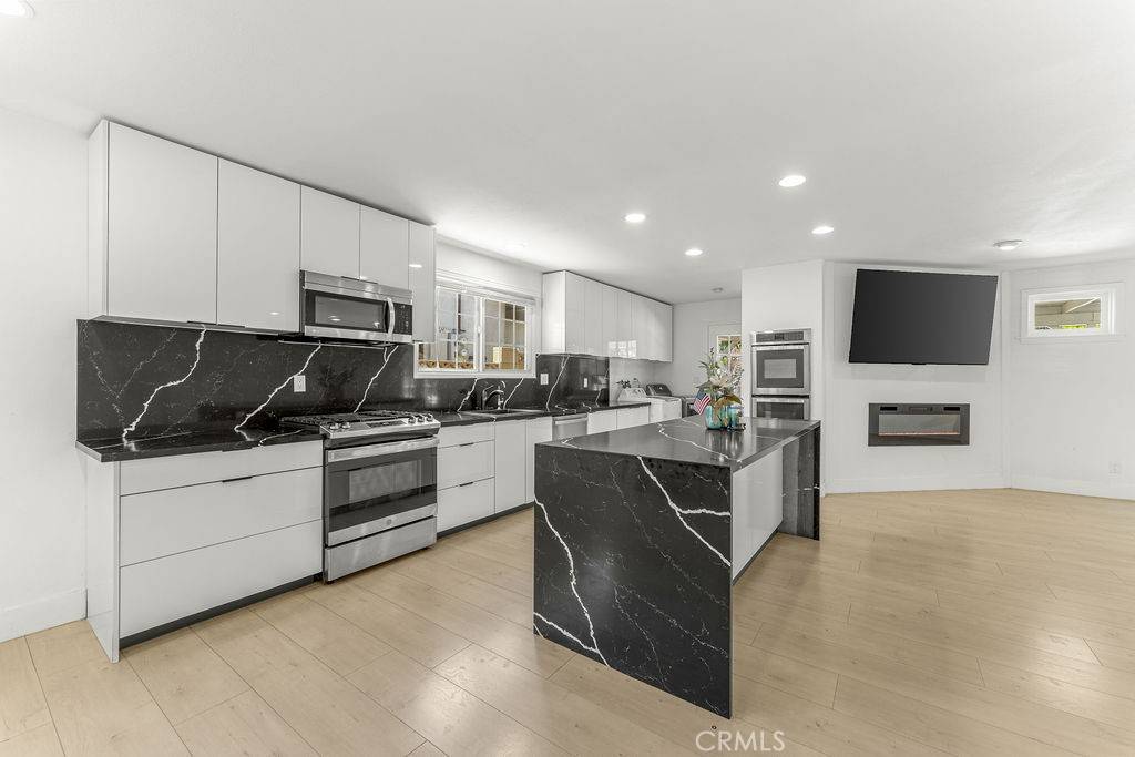 West Hills, CA 91307,23739 Kittridge ST