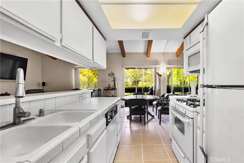Los Angeles, CA 90068,2700 Cahuenga BLVD E #1302