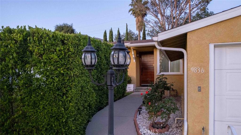 Tujunga, CA 91042,9836 Creemore DR
