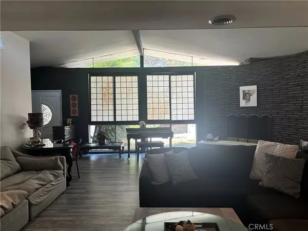Tarzana, CA 91356,19404 Olivos DR
