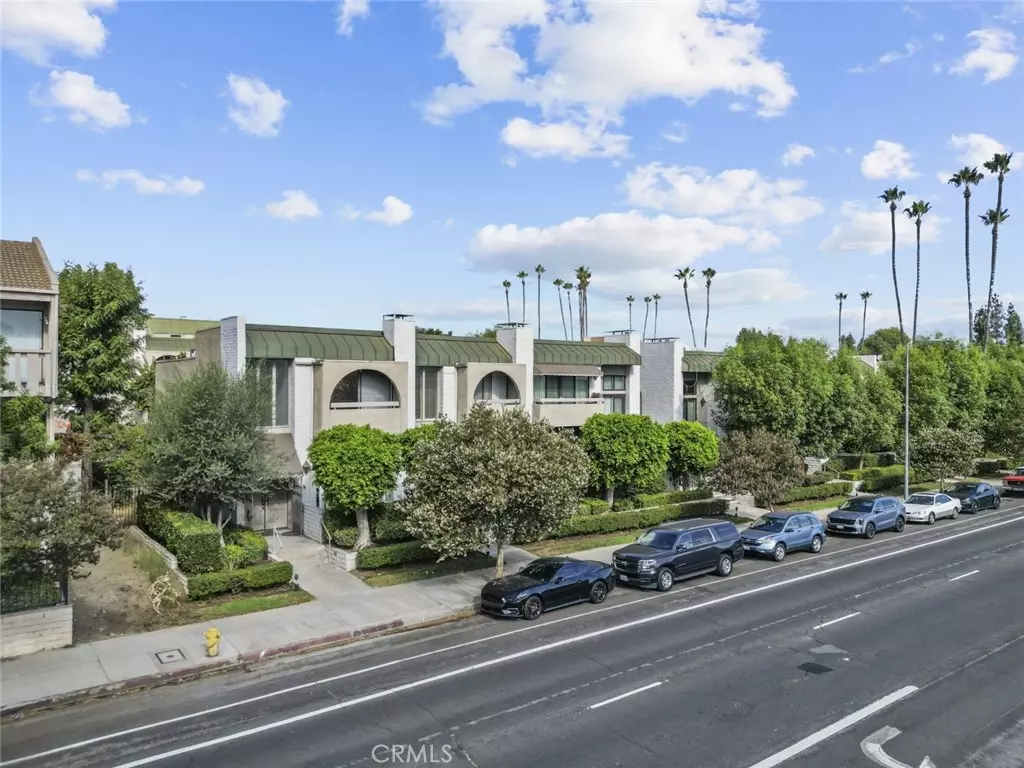 Encino, CA 91316,5325 White Oak AVE #A