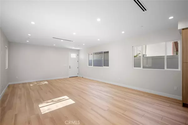 Burbank, CA 91505,1824 N Naomi #100