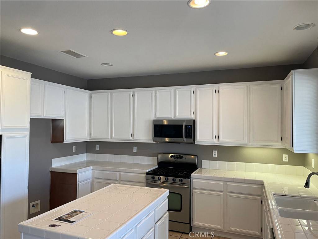 Oak Hills, CA 92344,8271 Cleveland AVE