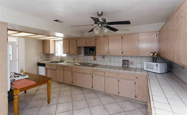 Phelan, CA 92371,10373 Paramount RD
