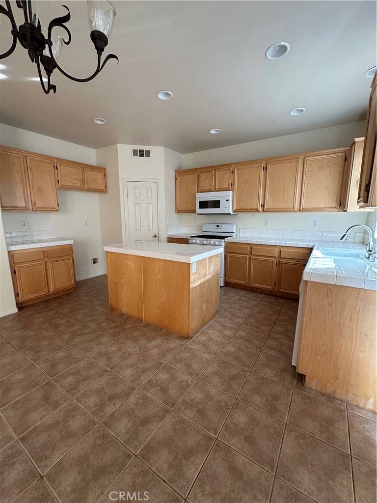 Hesperia, CA 92344,8954 Grindella CT
