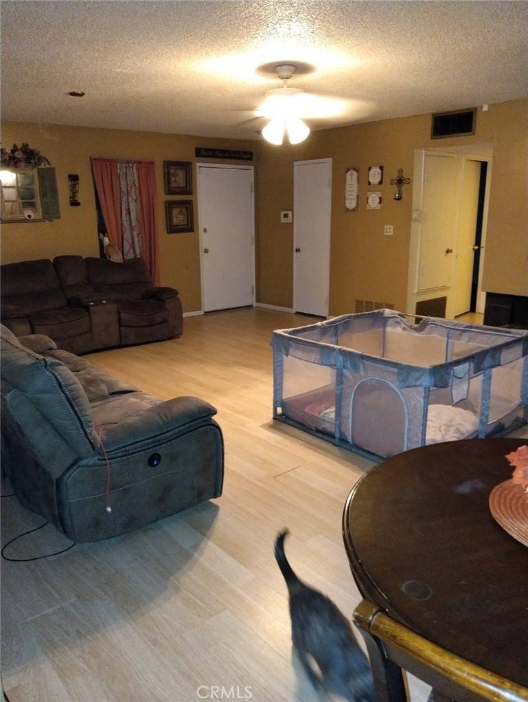 Victorville, CA 92395,16037 Molino DR
