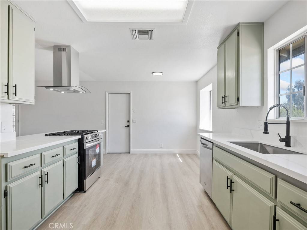 Apple Valley, CA 92308,12596 Sholic RD