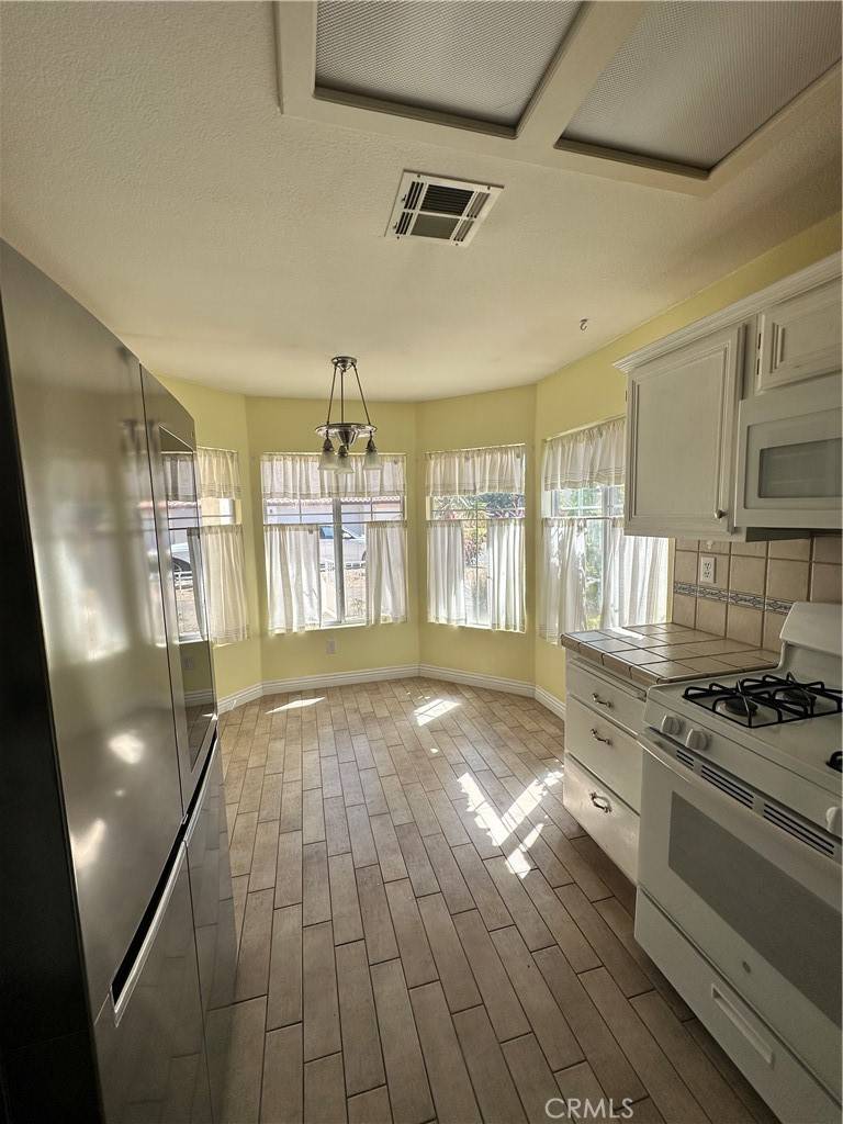 Apple Valley, CA 92308,11548 Oak ST