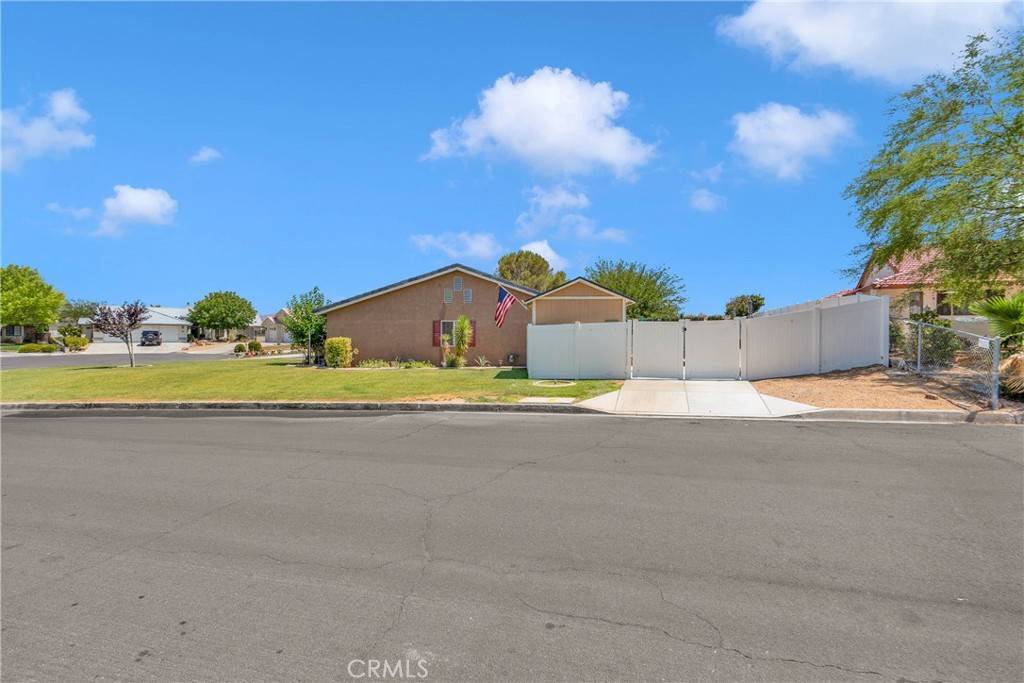 Helendale, CA 92342,26460 Gem CT