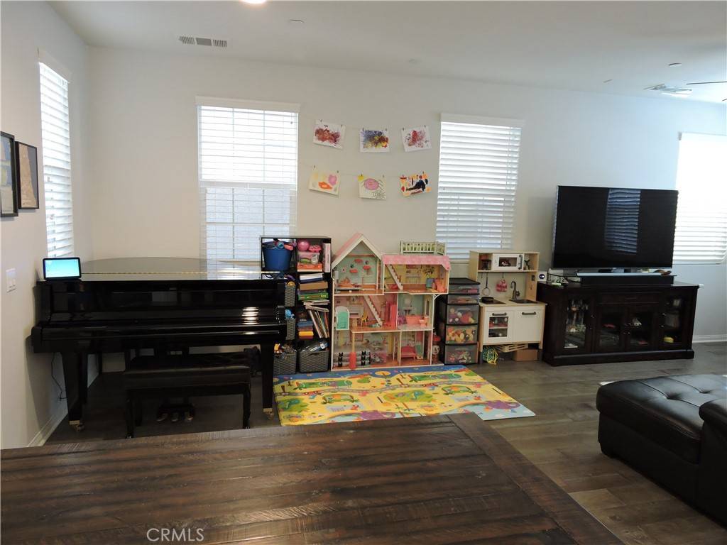 Eastvale, CA 92880,6040 Rosewood WAY