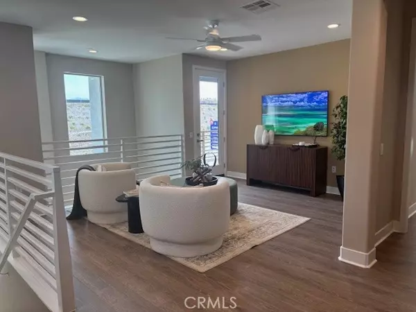 Valencia, CA 91381,27339 Creekwood LN