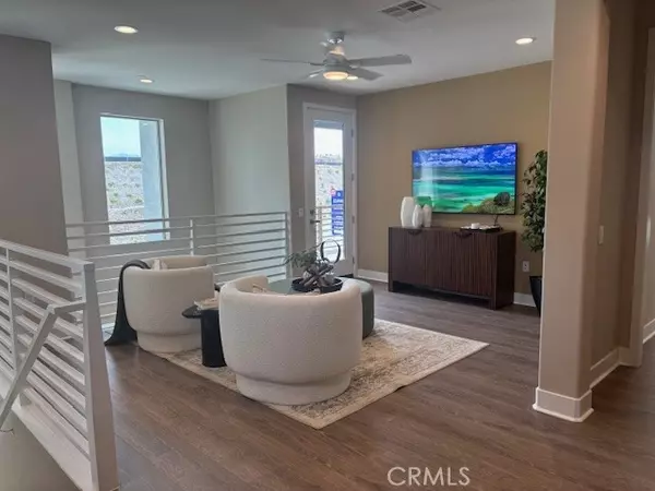 Valencia, CA 91381,27340 Creekwood LN