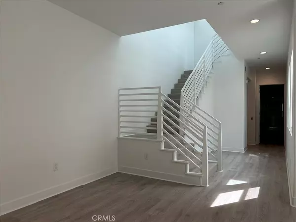 Valencia, CA 91381,27345 Creekwood LN