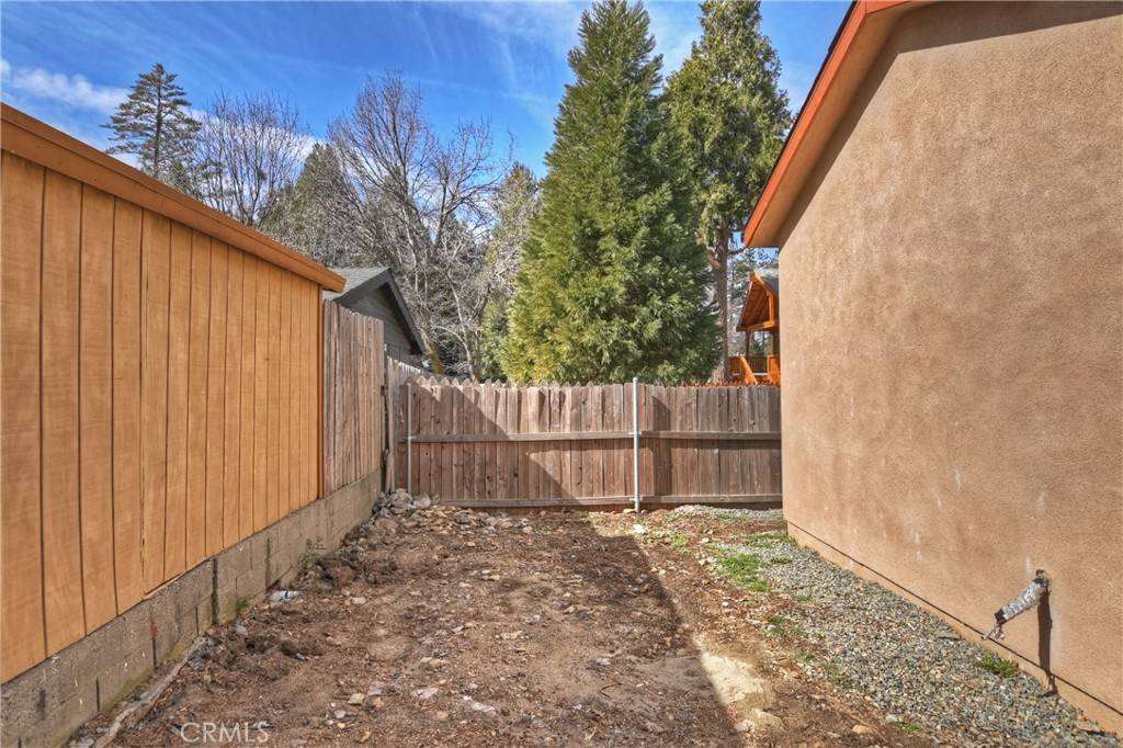 Crestline, CA 92325,22847 Juniper LN