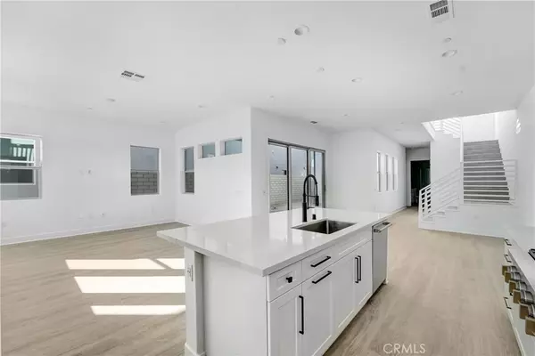 Valencia, CA 91381,27346 Creekwood LN