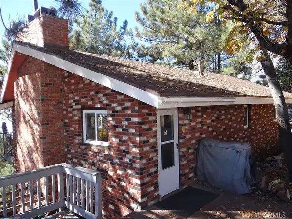 30748 Knoll View DR, Running Springs, CA 92382
