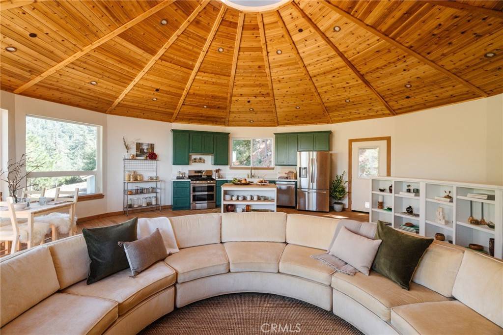 721 Chillon DR, Crestline, CA 92325