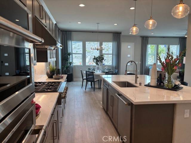 Valencia, CA 91381,27434 Creekwood LN
