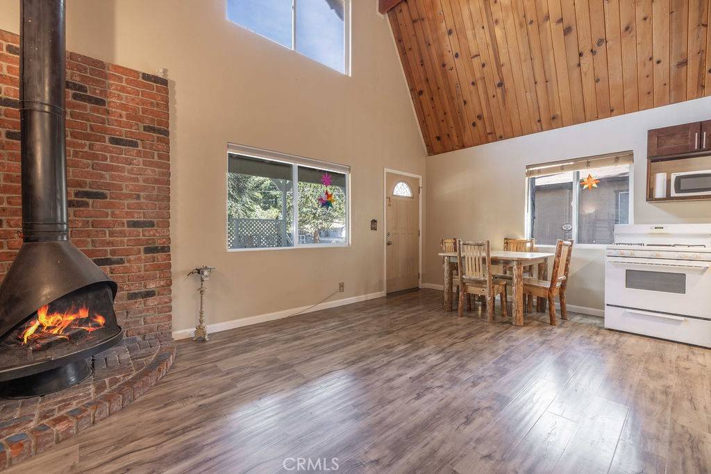 Sugarloaf, CA 92386,550 Pine LN