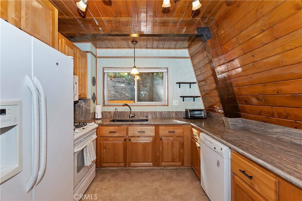 Crestline, CA 92325,24091 Lakeview DR