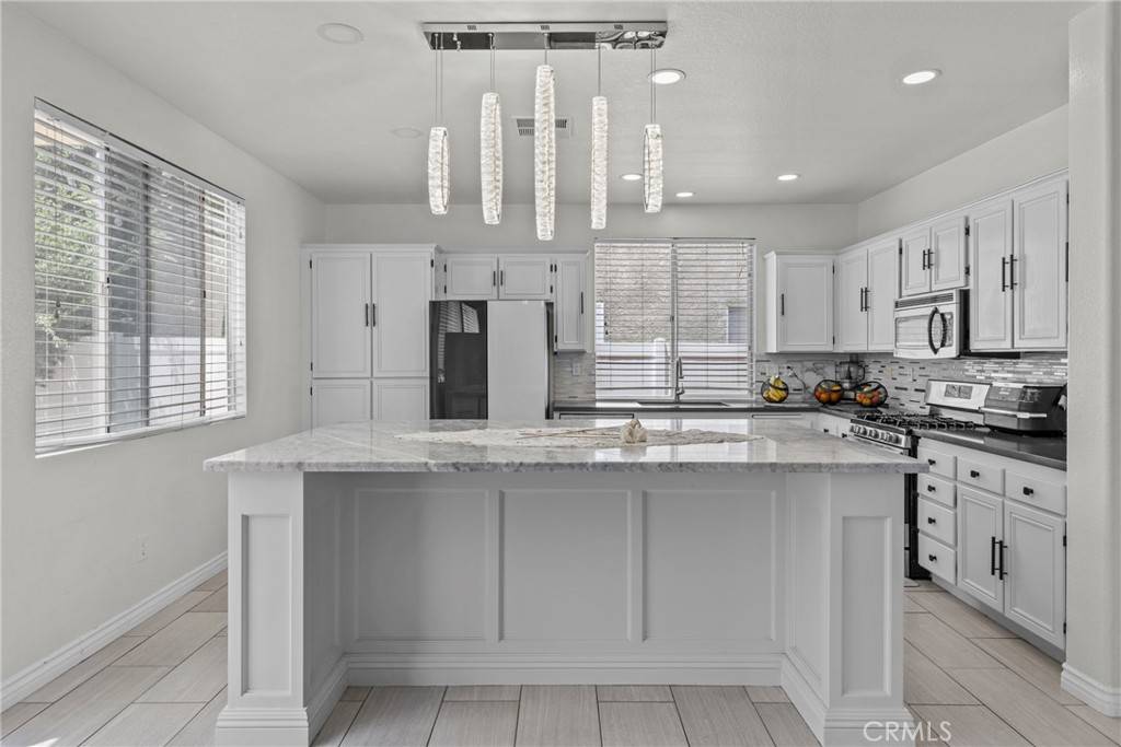 Corona, CA 92883,27051 Featherhill DR