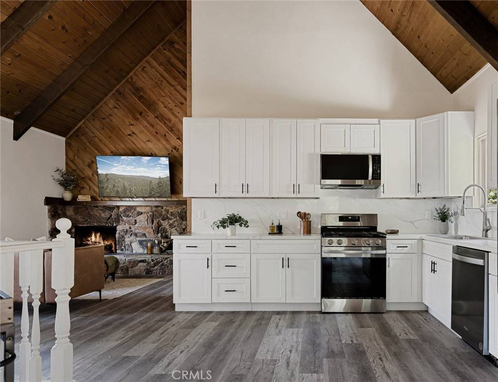 27947 St Bernard LN, Lake Arrowhead, CA 92352