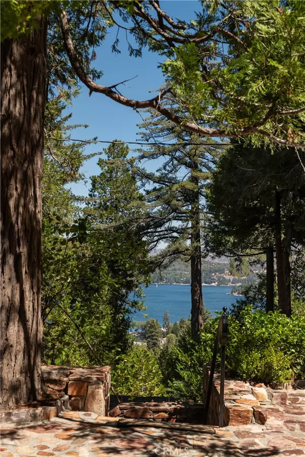 Lake Arrowhead, CA 92352,324 Summit DR