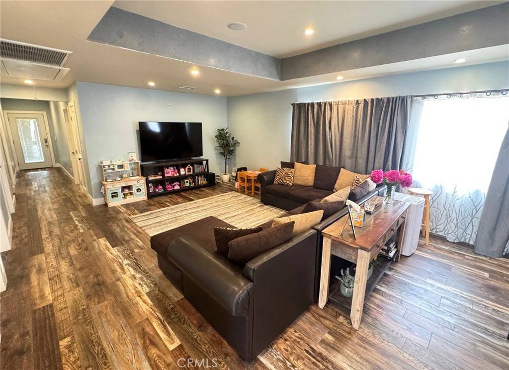Fullerton, CA 92833,2404 W Oak AVE