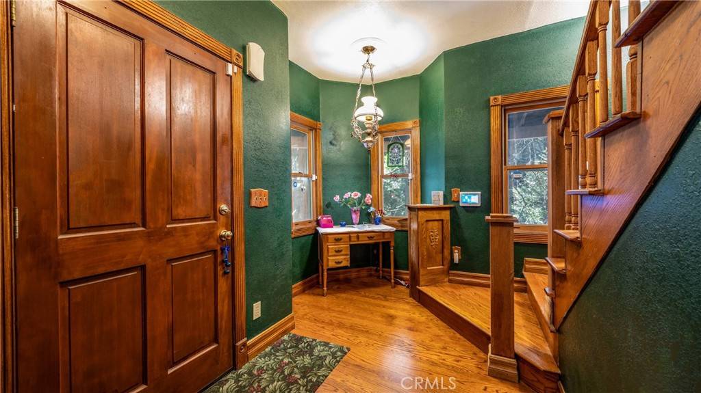 Crestline, CA 92325,24083 Cresta DR