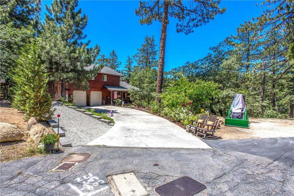 32425 Snowshoe LN, Running Springs, CA 92382