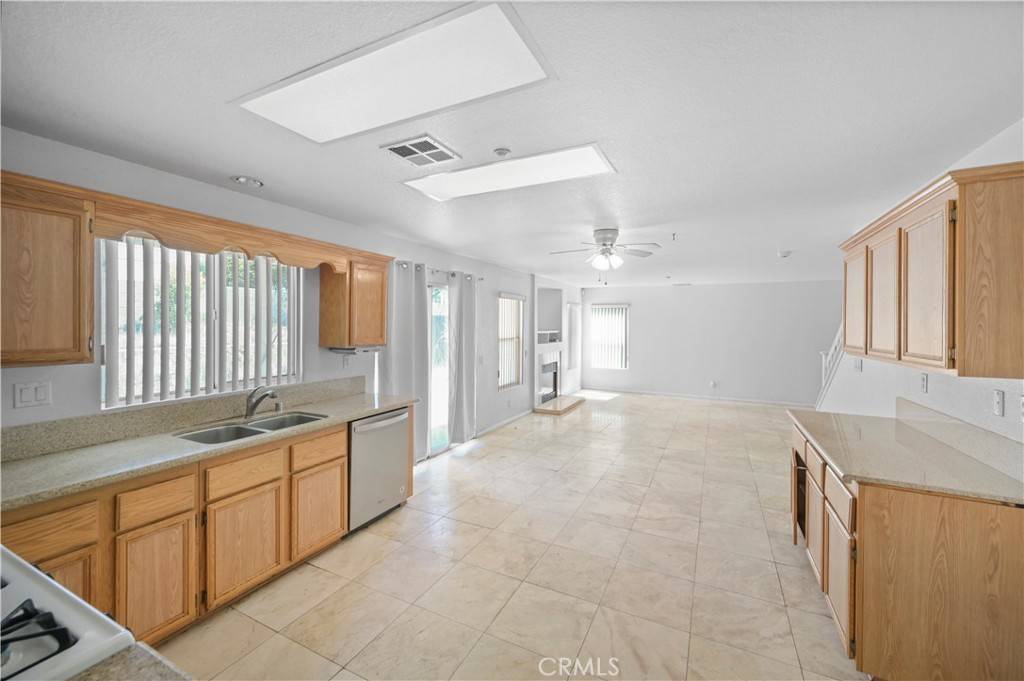 Fontana, CA 92337,15372 Brandon LN