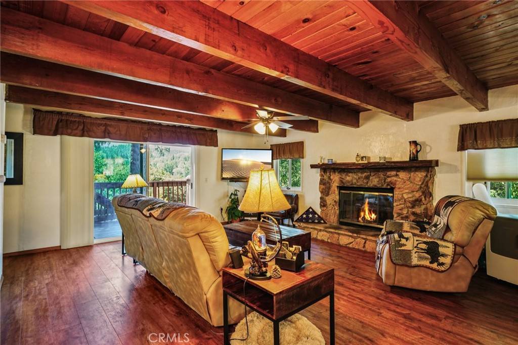 463 Delle DR, Crestline, CA 92325