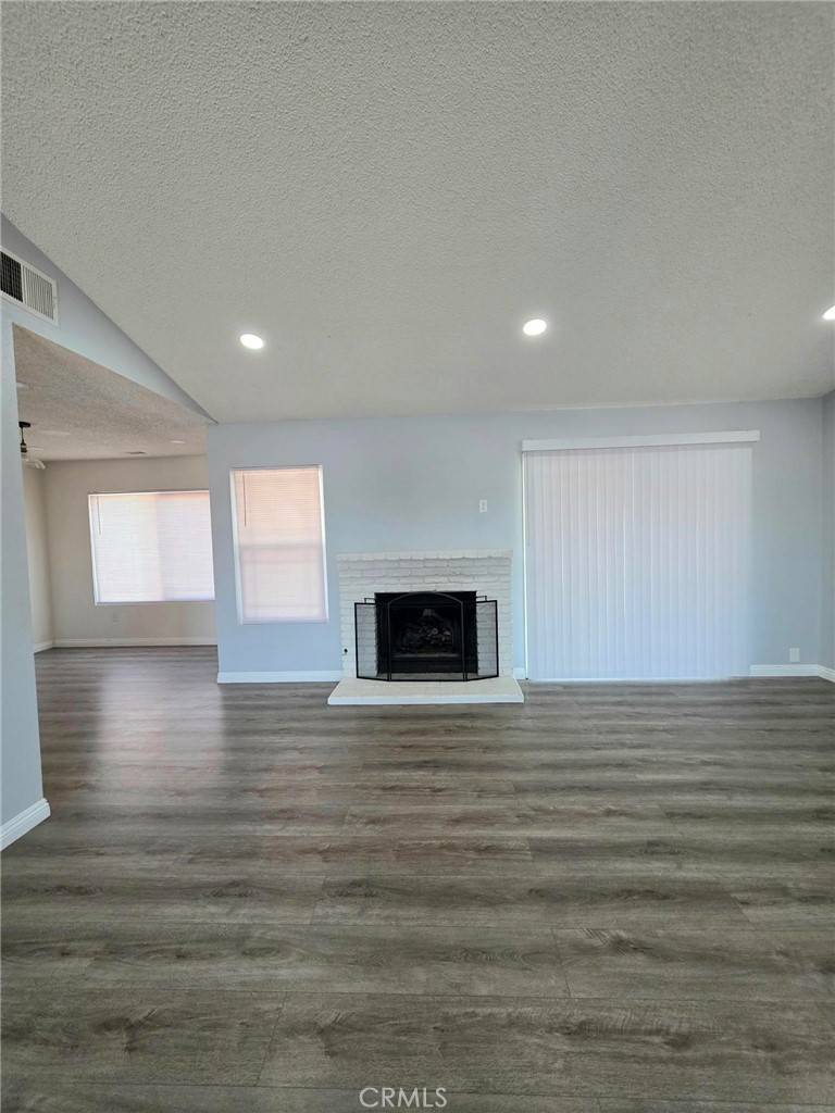 Hesperia, CA 92345,13568 Live Oak ST