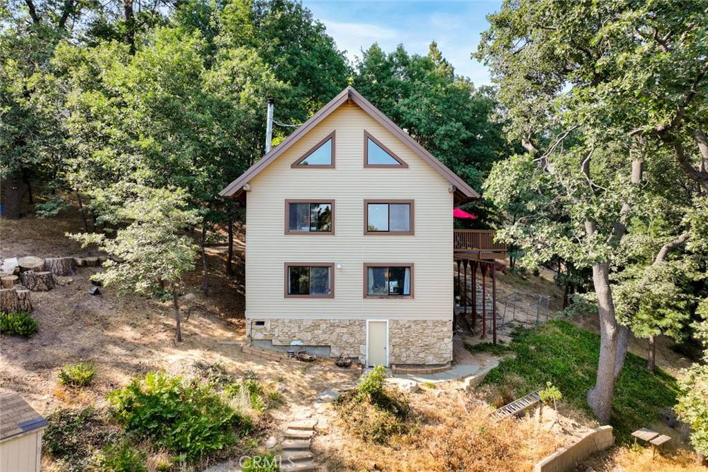 20 Oak Leaf LN, Running Springs, CA 92382