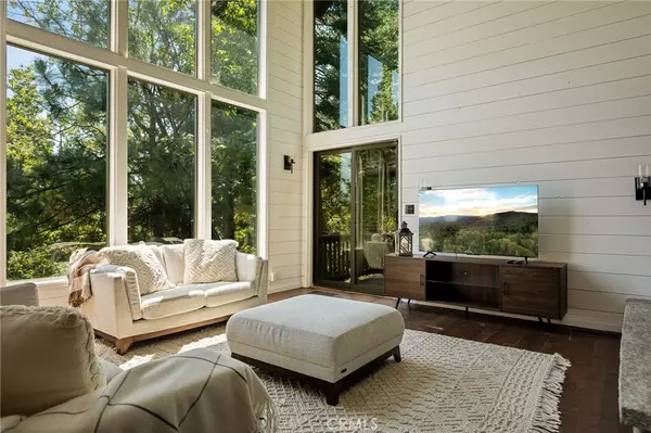 Lake Arrowhead, CA 92352,332 Grizzly RD
