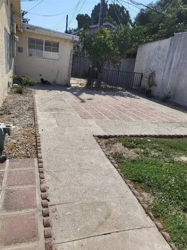 Long Beach, CA 90805,328 326 E 55th