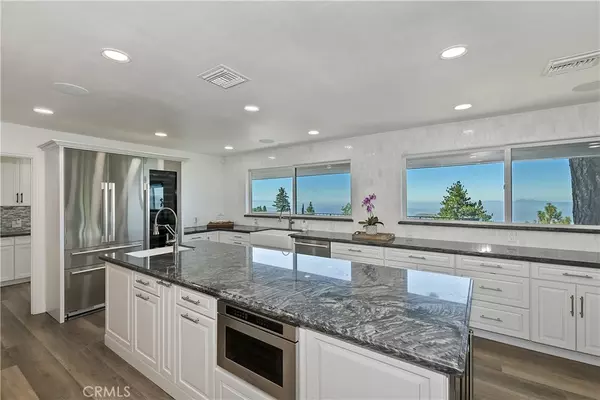 Running Springs, CA 92382,30461 Live Oak DR