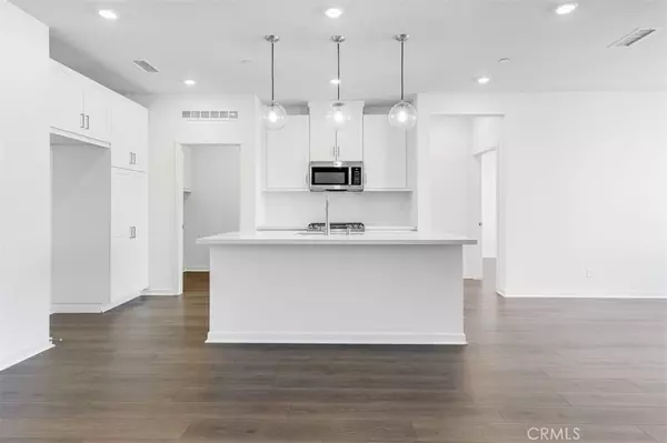 Ontario, CA 91764,980 N Tangent Privado #305