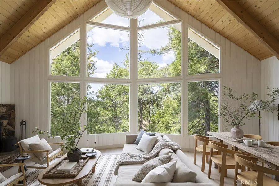 527 Rainier RD, Lake Arrowhead, CA 92352